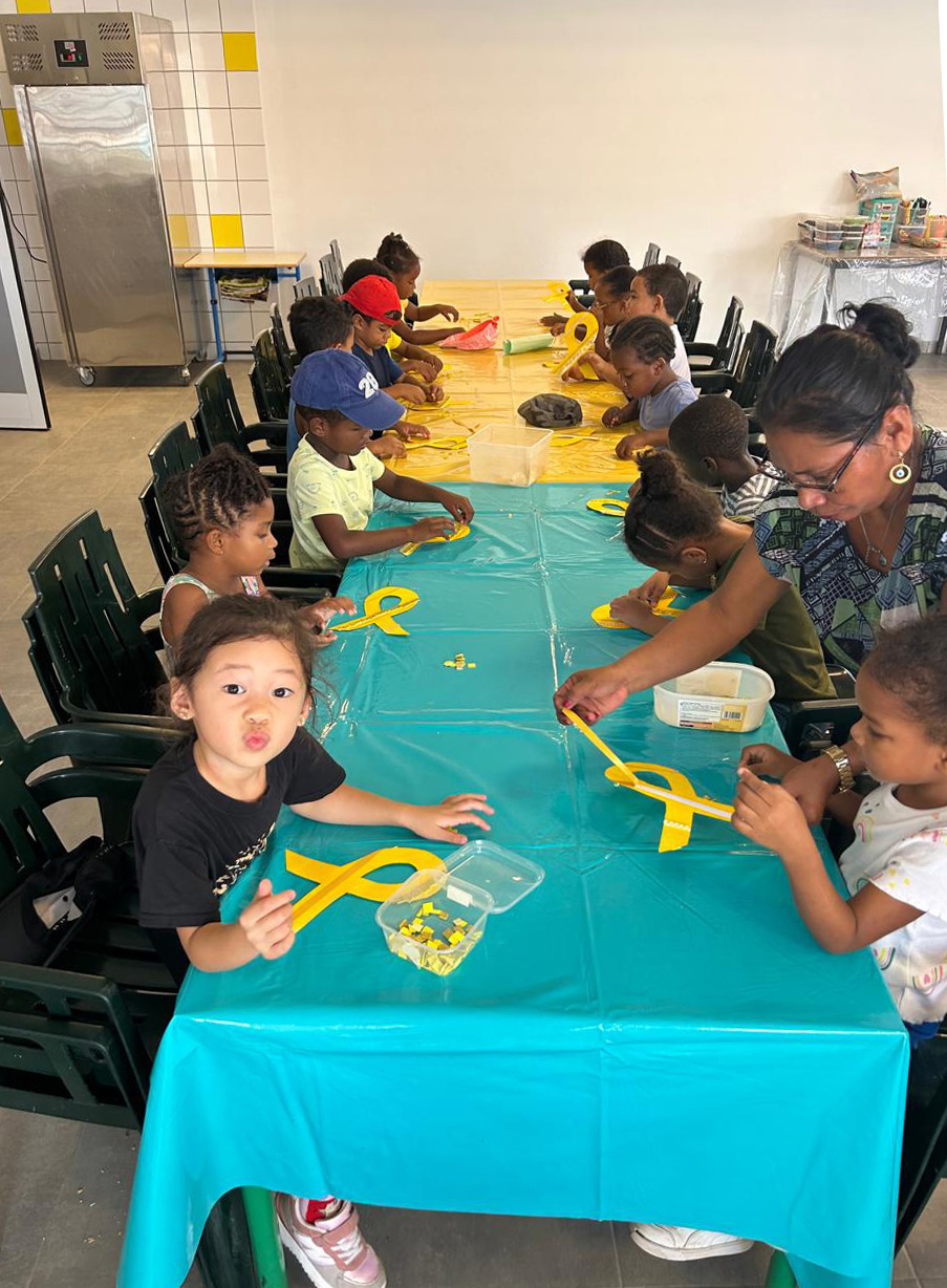 Enfants en atelier créatif